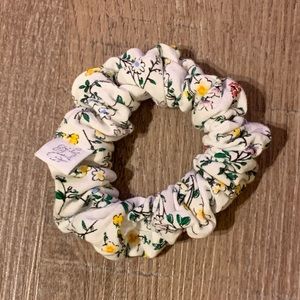Mini Dew floral scrunchie